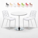 Table blanche ronde 70x70cm 2 Chaises colorées intérieur bar café Gelateria Long Island Remises