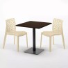 Table carrée 70x70 plateau effet bois avec 2 chaises colorées Gruvyer Melon 