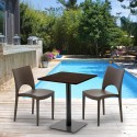 Table carrée 60x60 pied noir et plateau bois avec 2 chaises colorées Paris Kiss 