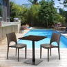 Table carrée 60x60 pied noir et plateau bois avec 2 chaises colorées Paris Kiss 