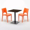 Table carrée 60x60 pied noir et plateau bois avec 2 chaises colorées Paris Kiss 