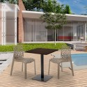 Table carrée 60x60 pied noir et surface bois avec 2 chaises colorées Gruvyer Kiss 