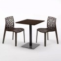 Table carrée 60x60 pied noir et surface bois avec 2 chaises colorées Gruvyer Kiss 