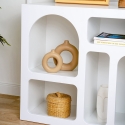 Bibliothèque de sol blanche design avec compartiments courbes 80x37x74cm Lessa Offre