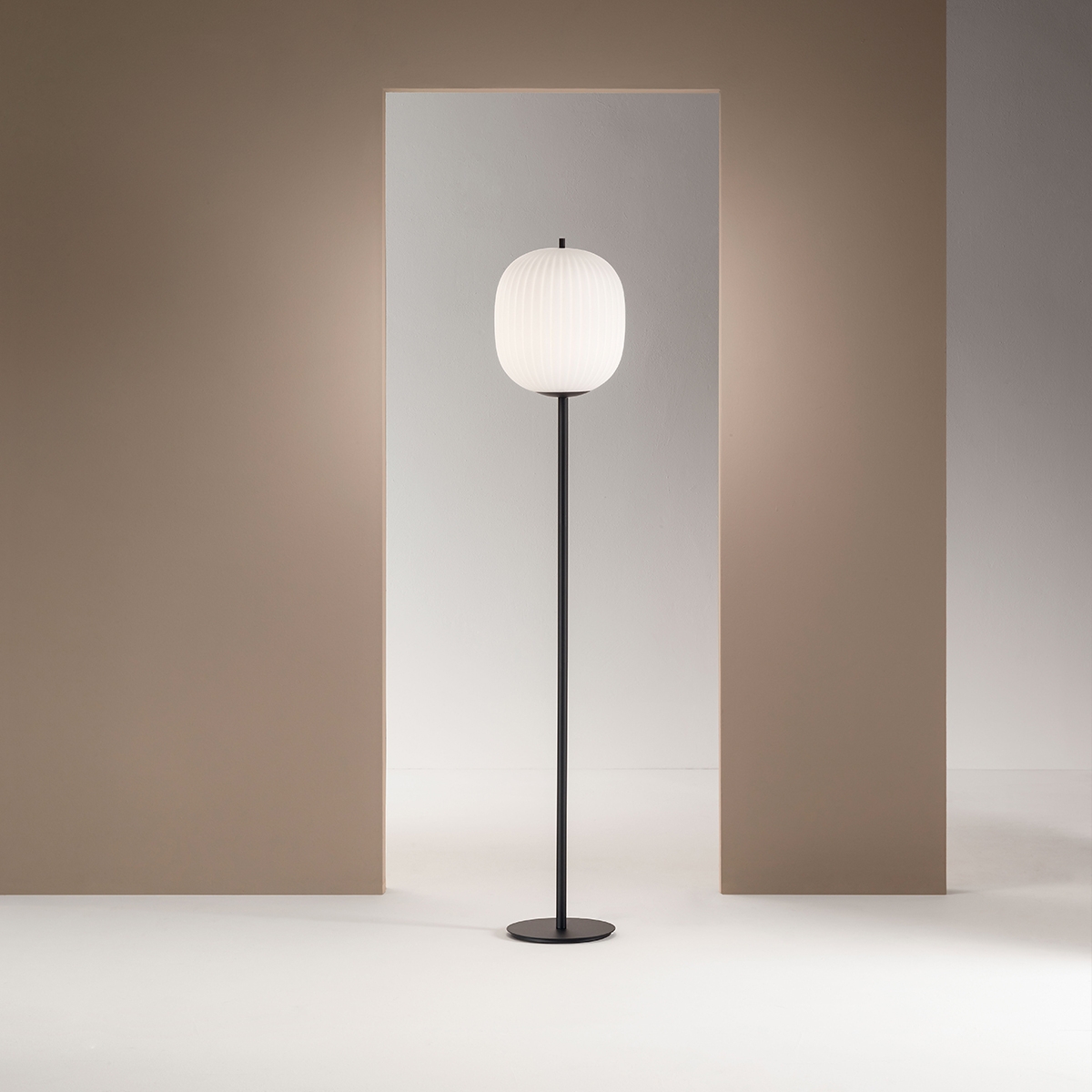 Lampe de sol en métal noir avec abat-jour en verre soufflé Domizia-A Promotion