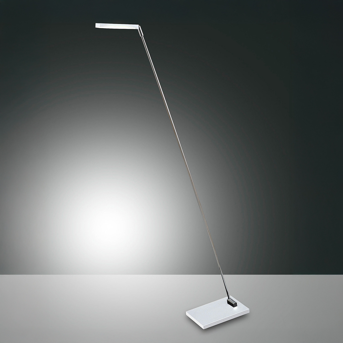 Lampadaire design en métal avec base blanche Niki Promotion Lampadaire design en métal avec base blanche Niki Promotion