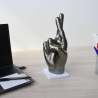 Statue moderne Aira en résine effet métal doigts croisés Vente
