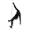 Sculpture murale en résine laquée statuette moderne escaladeur Bata-L Offre