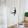 Sculpture murale en résine laquée statuette moderne escaladeur Bata-L Vente
