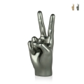 Sculpture figurative moderne effet métallique V de Vittoria Rama Promotion