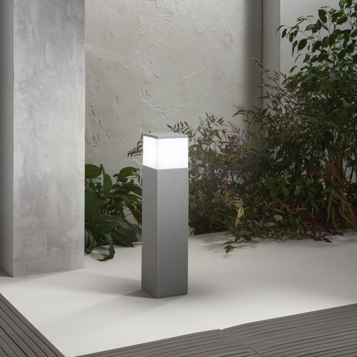 Lampadaire de jardin extérieur en métal argenté h60cm Booster Promotion Lampadaire de jardin extérieur en métal argenté h60cm Booster Promotion