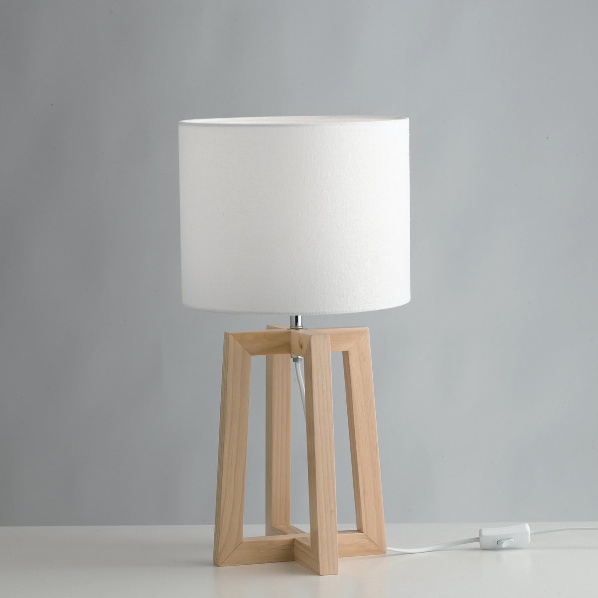 Lampe de table en bois naturel avec abat-jour en tissu blanc Berry LT Promotion