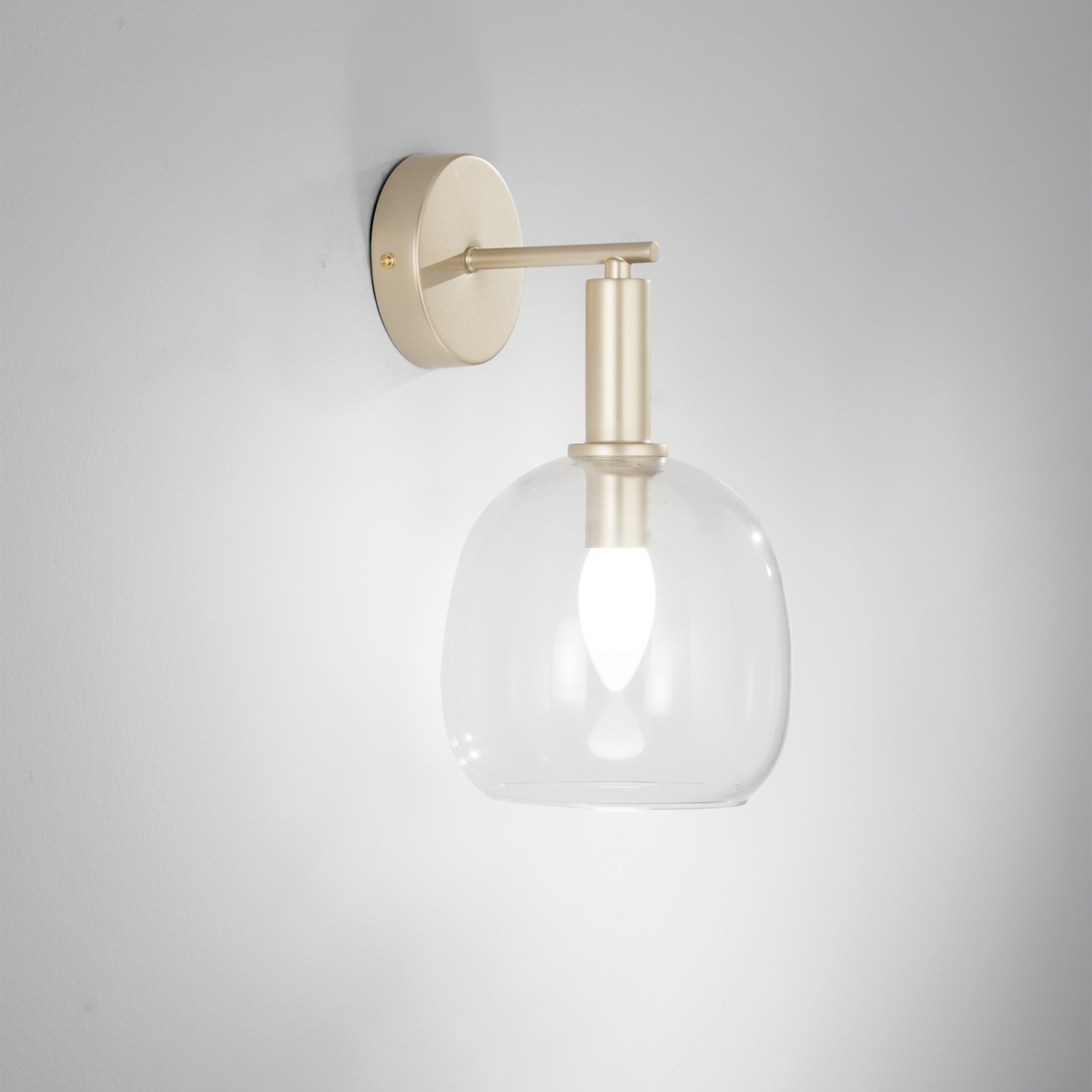 Applique murale en métal doré avec diffuseur en verre soufflé Brandy AP Promotion Applique murale en métal doré avec diffuseur en verre soufflé Brandy AP Promotion