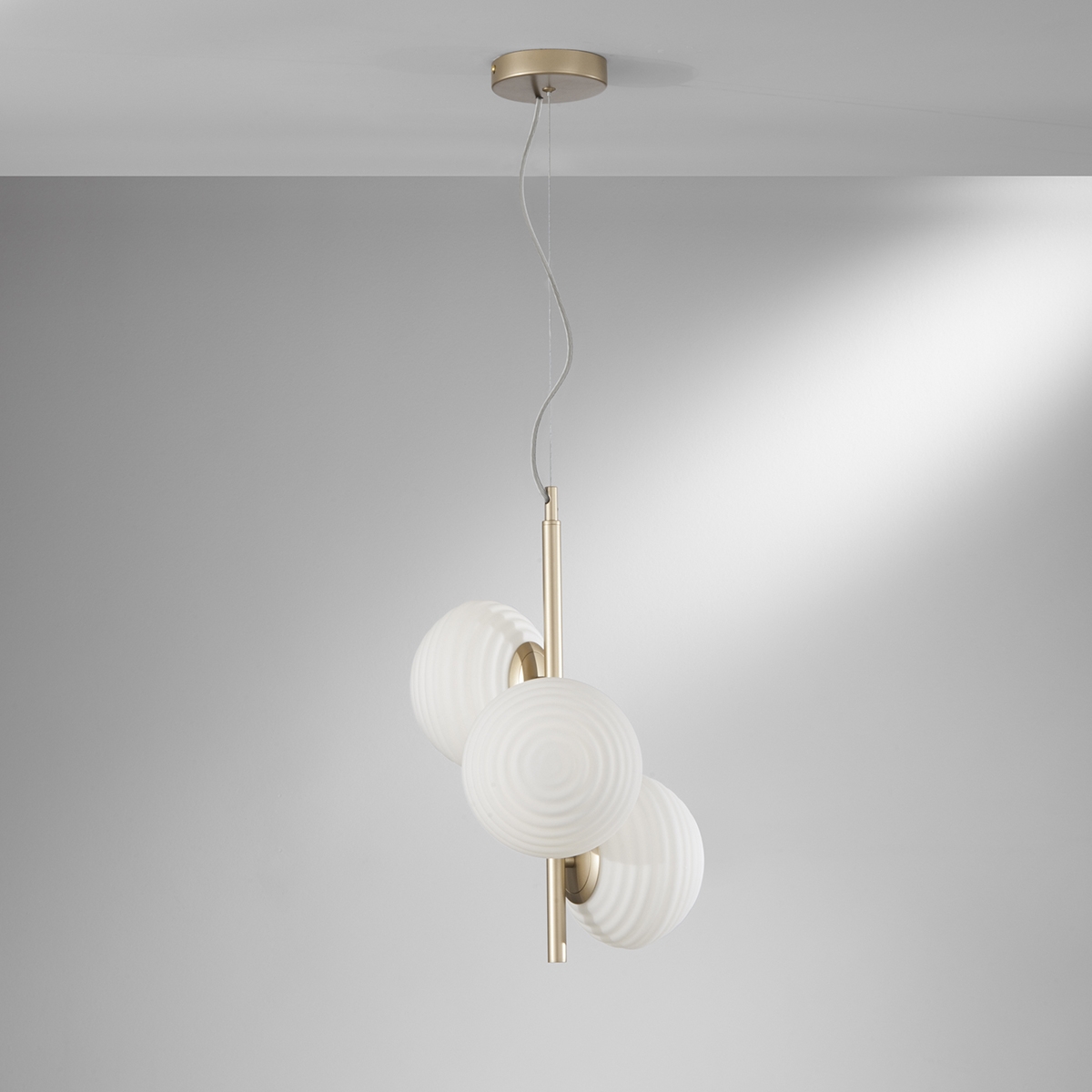 Lustre en métal doré 3 lumières en verre blanc pour salon Ripple Promotion Lustre en métal doré 3 lumières en verre blanc pour salon Ripple Promotion