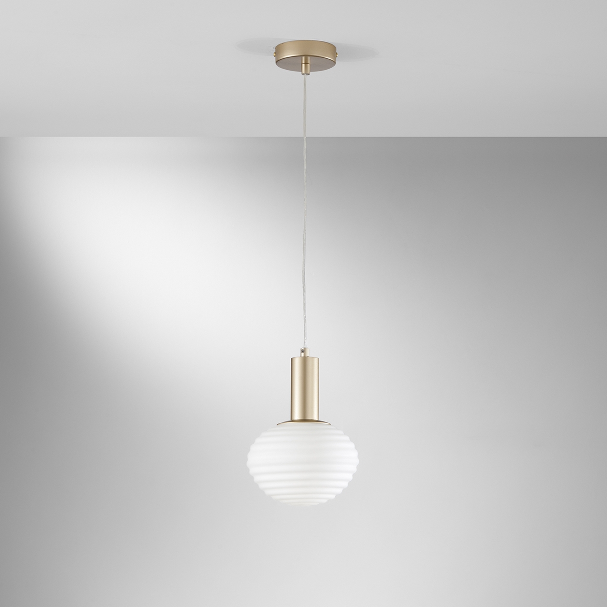 Suspension moderne dorée avec boule lumineuse blanche Ripple Promotion