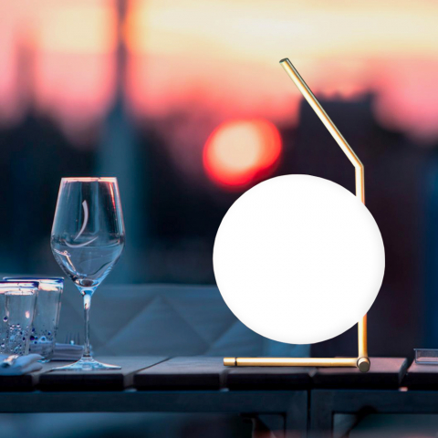 Lampe de table design dorée avec sphère en verre abat jour Bella
